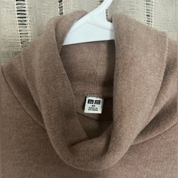 uniqlo turtleneck (xs) - Picture 2 of 3